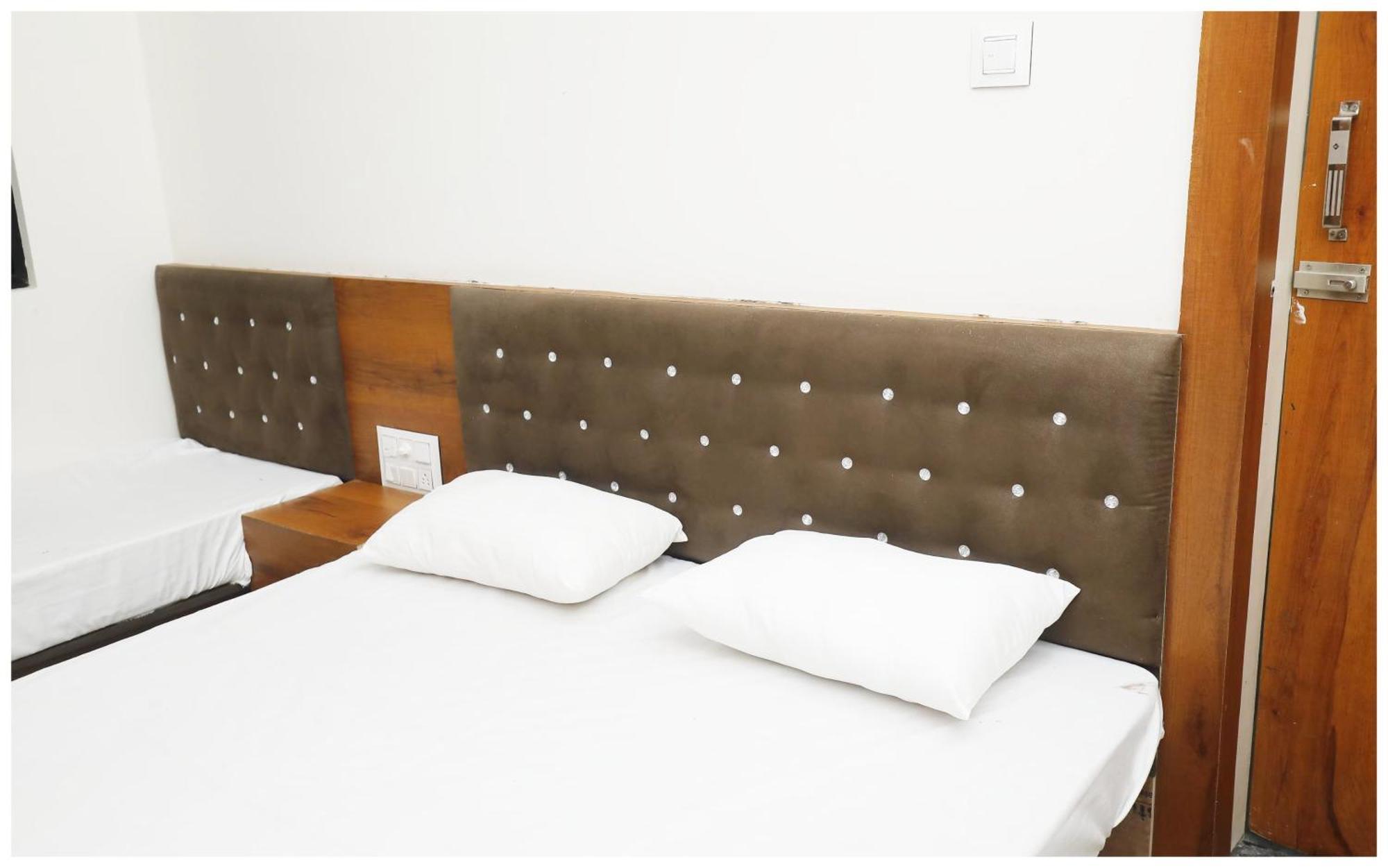 Premium Hotel Ujjain - G A R I M A - Near Mahakal Temple And Rivar - Railway Station - Hygiene & Spacious Room - With Wifi- And Parking Facilities - Best Hotel In Ujjain Exterior photo